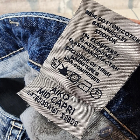 Silver Jeans Aiko Mid Capri Distressed Factory Fade Whiskered Light Blue Size 28 - Picture 14 of 15
